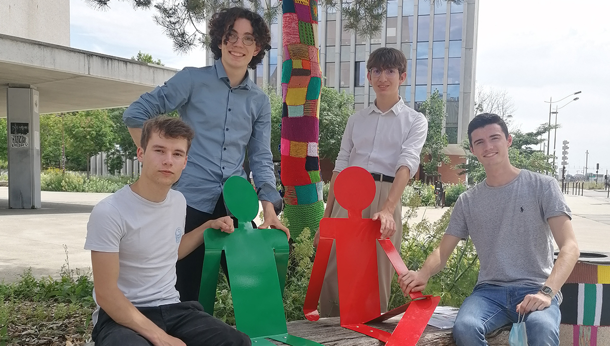 Des lycéens installent un « Land Art/In situ - Grandes causes » à Nantes.