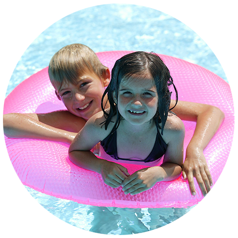 Enfants fille et garçon dans une piscine